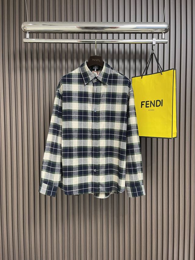 Loewe 格纹皮革拉链外套，定制经32道缩绒工艺的法兰绒面料，全幅饰以Loewe格纹图腾，以建筑般的精密线条纠缠，衣领和袖口兼饰以Loewe皮革，植入品牌标志