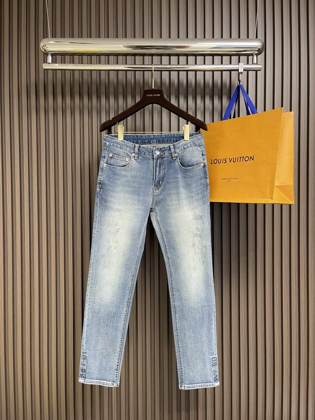 Gucci 男士直筒休闲牛仔裤 现代时尚的剪裁设计，客供日本Denim平纹棉质牛仔面料梭织生产．顶尖的石磨水洗工艺让质感达到80年代的老味，柔软细腻舒适透气，色