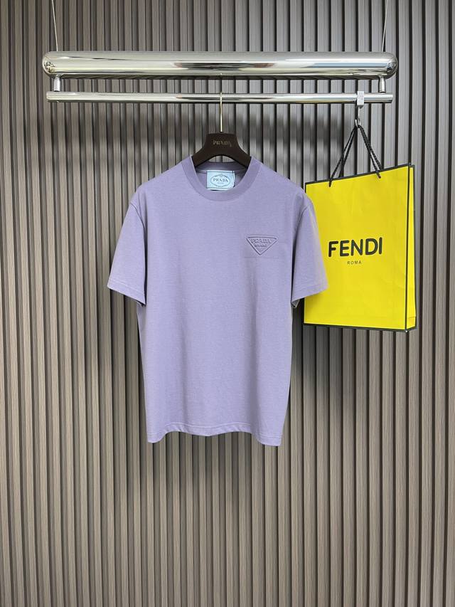 Prada 2025Ss烟紫色浮雕Logo情侣款短袖T恤，高级感烟紫色配色，气质满分～这款Pd短袖，真的超赞～很特别的烟紫色 也是衣柜里为数不多的另类吧！比较清