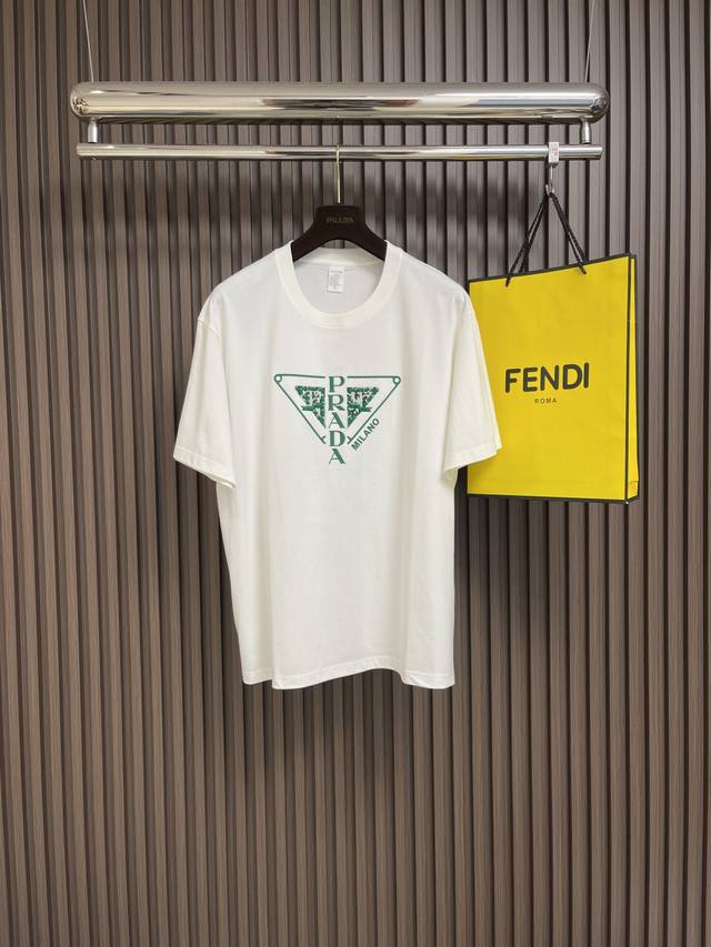 Prada 2025Ss早春新品标识印花短袖T恤，定制高支平纹精棉面料 极致柔软舒适 高端大气，胸前Logo标识 简约百搭款式 简约易搭配 上身亲和力和好感度满