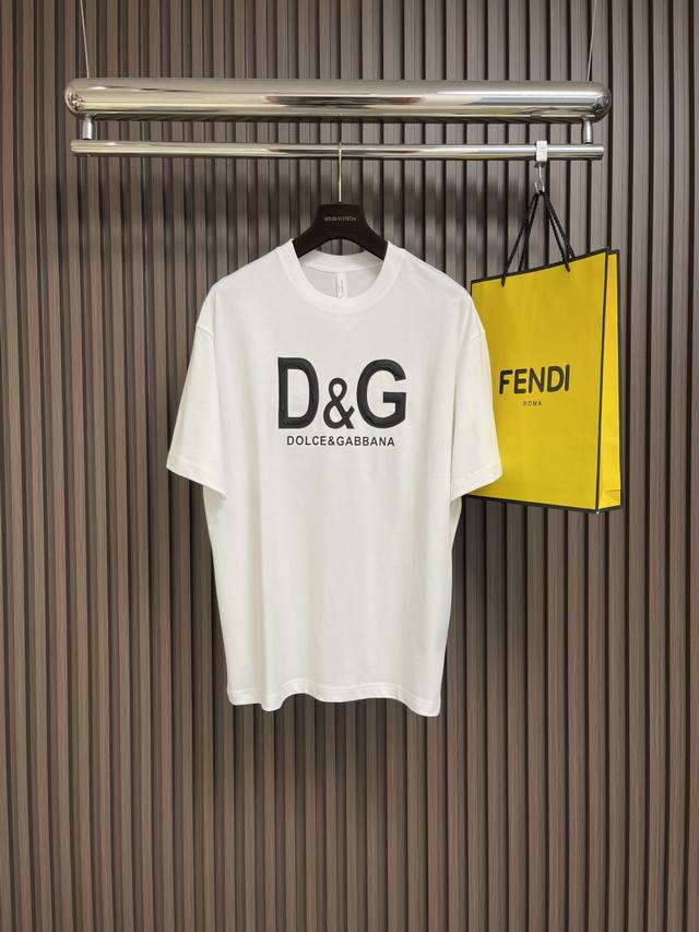 Dg 2025Ss 立体开裂字母Logo印花短袖T恤，精选进口原单精棉面料，原版定位设计更显奢华高贵风范，上身舒适大方上档次，手感非常顺滑柔软 尺码：M-Xxl