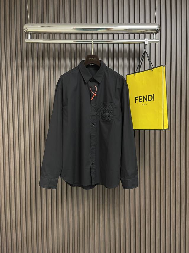 Loewe Anagram 胸前口袋刺绣衬衫，定制P-Soft风柔棉，胸前巧妙点缀Loewe绣花口袋装饰，采用进口机绣花，使用先进的计算机控制系统和精密的机械部