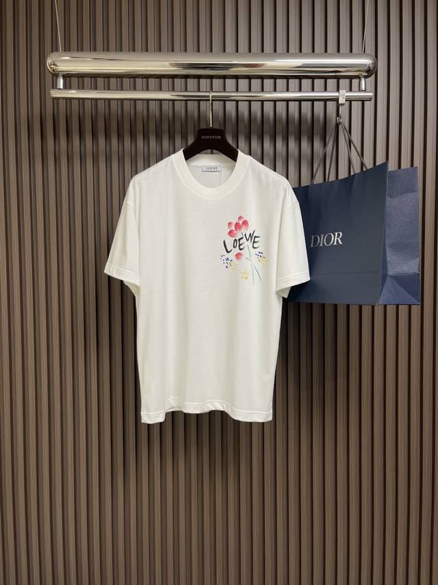 Loewe 罗意威 2025Ss手绘涂鸦刺绣Logo短袖T恤，采用180克迈巴赫爽棉面料，前幅采用进口机数码直喷，经5次打版调色，由深至浅，渐进过程自然而又丰富
