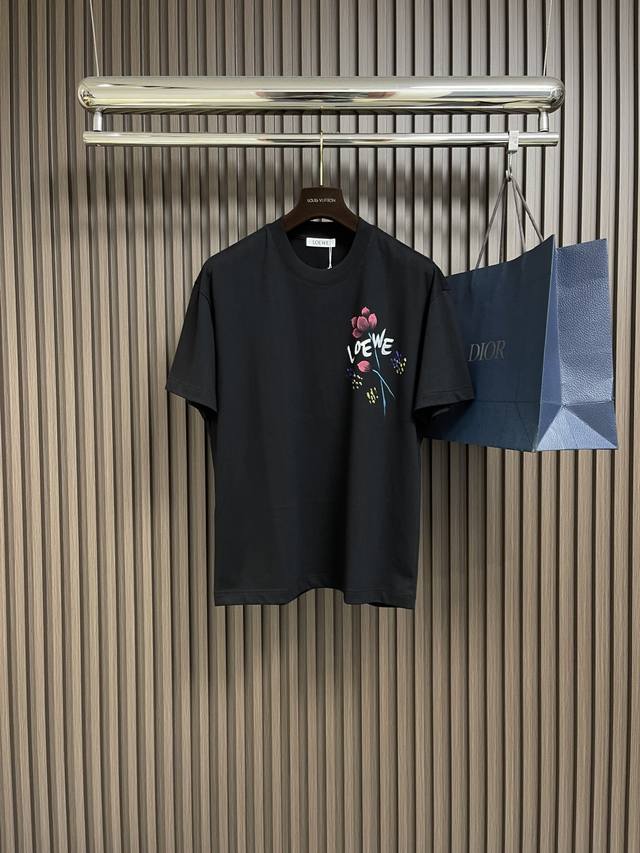 Loewe 罗意威 2025Ss手绘涂鸦刺绣Logo短袖T恤，采用180克迈巴赫爽棉面料，前幅采用进口机数码直喷，经5次打版调色，由深至浅，渐进过程自然而又丰富