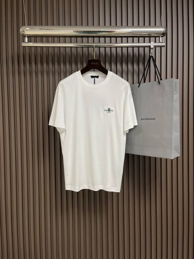 Prada 2025Ss早春新款男士圆领短袖T恤 小标刺绣Logo设计，定制原版进口面料，穿着亲肤舒适 面料柔软透气摸上去非常细腻的感觉。内里全部采用单针锁边工