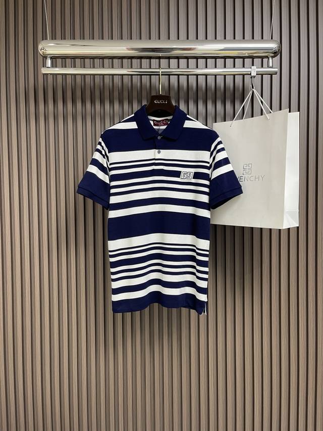 Gucci 2025Ss条纹Logo仔章短袖Polo，客供网眼80支双股 克重棉氨混纺双面料，超柔软细腻，百搭人群必备，休闲时尚质感超到位。尺码：M-Xxl