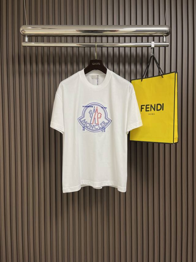 Moncler 2025Ss早春新款标识短袖T恤，定制尊享丝光密纺棉，Moncler标识印花，厚板印花，利用厚板印胶机，将设计图案转化为可印刷的模板，通过压力将