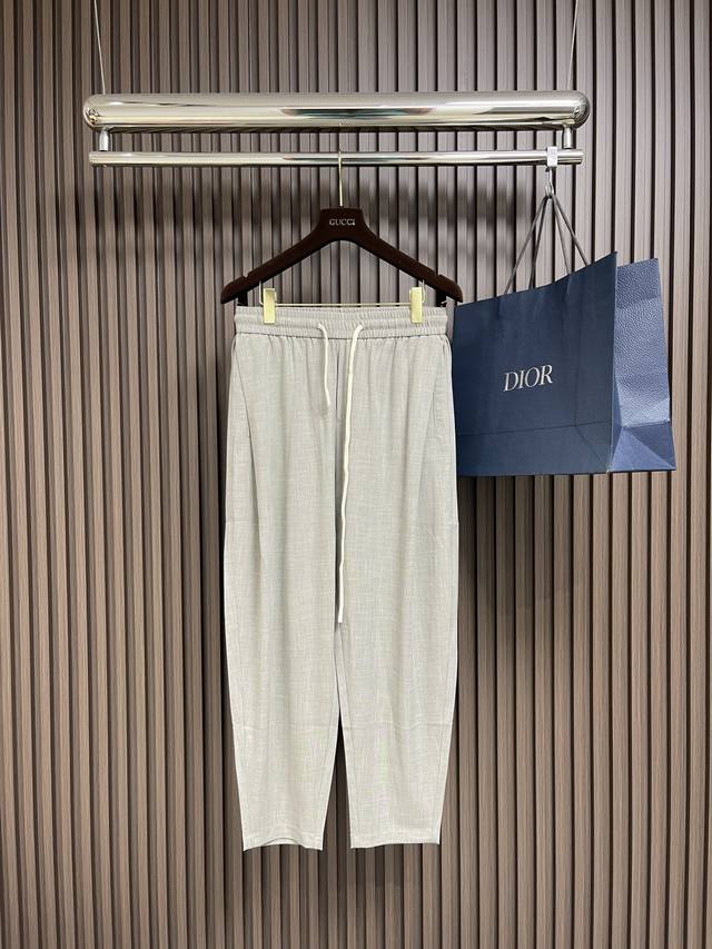 Dior 2025Ss夏季棉麻休闲裤，轻盈透气，专为炎炎夏日打造。采用优质面麻材质，结合精湛工艺，带来前所未有的清爽穿着体验。裤型设计简约而不失时尚感，宽松直筒