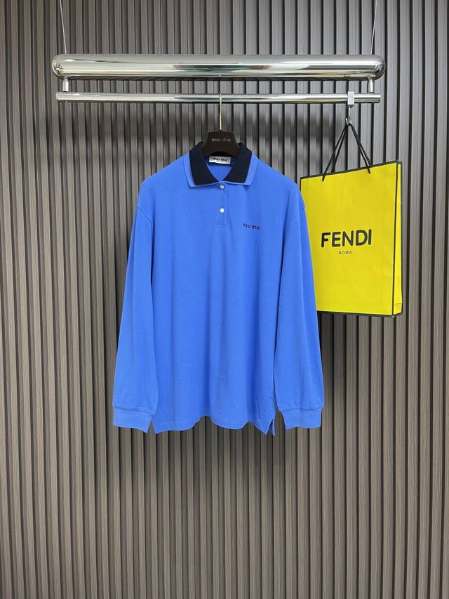 Miumiu 撞色Polo衫长袖上衣，2025Ss早春上新！撞色Polo领上衣 百搭不过时 独特的造型搭配针织，领子撞色设计与常规的不同高，成衣轻盈有质感 柔软