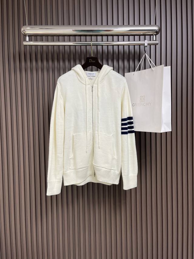 Thom Browne Tb 后背小狗提花四杠针织拉链开衫，采用原版一致针织羊毛材质，主色定纺色副色订染，狗狗图案提花组合，针织提花工艺，高定拉毛工艺，德国St