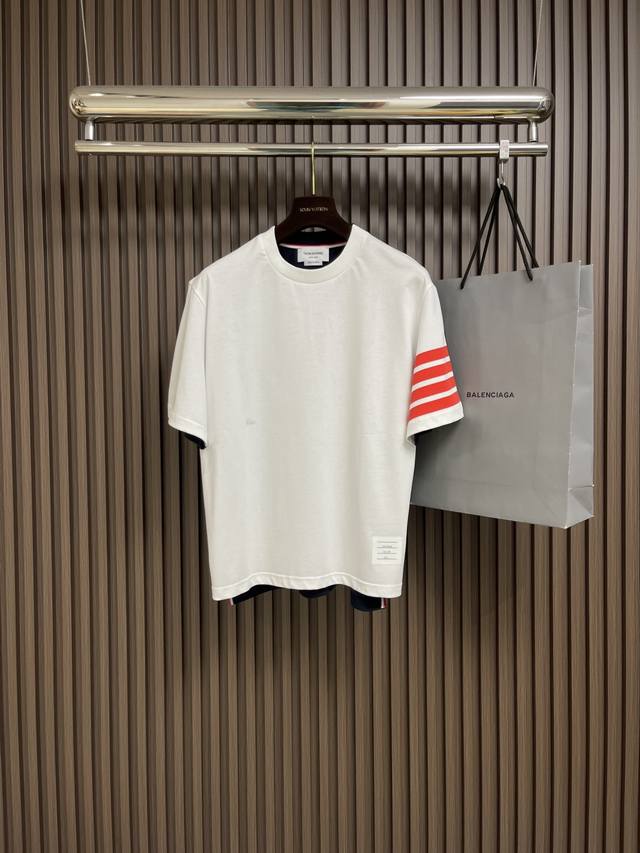 Thom Browne Tb 2025Ss限定款前后拼接圆领T恤，男女同款色圆领短袖 采用Z料 采用色织纯棉面料 色织四杠撞色 前后拼色设计 侧边开叉 版型。尺
