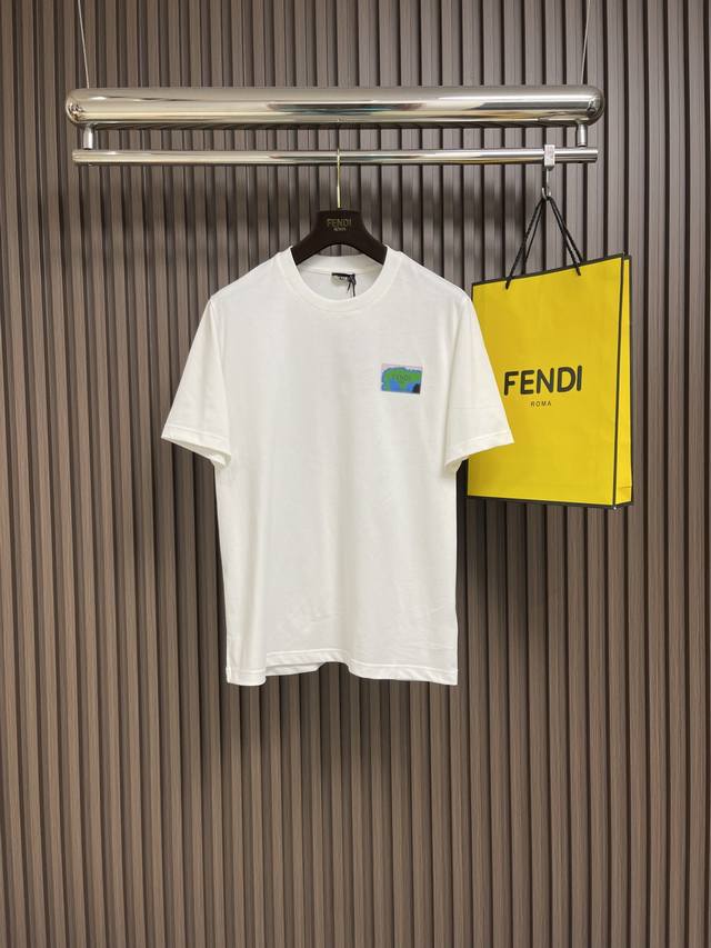 Fendi 2025Ss早春新款 贴布章仔刺绣短袖T恤，轻奢主义，男女日常通勤穿搭必备单品，320克100％纯棉双纱汗布面料，同缸定染特种加粗32支双股1X1螺
