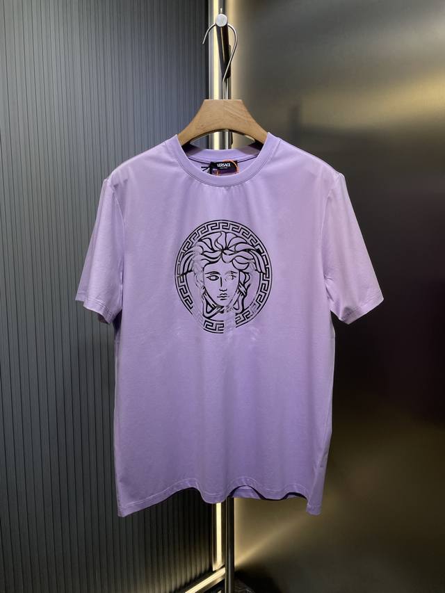 Versace 顶级复刻 范思哲 25Ss春夏新品印花圆领短袖T恤，正面品牌字母标识印花设计，打造男士基本款单品，为男士衣橱注入新意。采用80支双股丝光棉面料制
