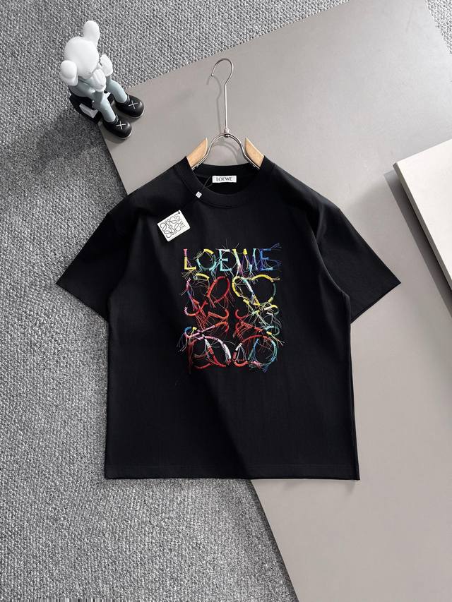 Loewe* 2025春夏款上新 原高版本 罗意威 面料采用300克高密度纯棉 不变形 不缩水 工艺介绍：双线走位 胸前Logo流苏彩色进口万针精密重工绣花刺绣