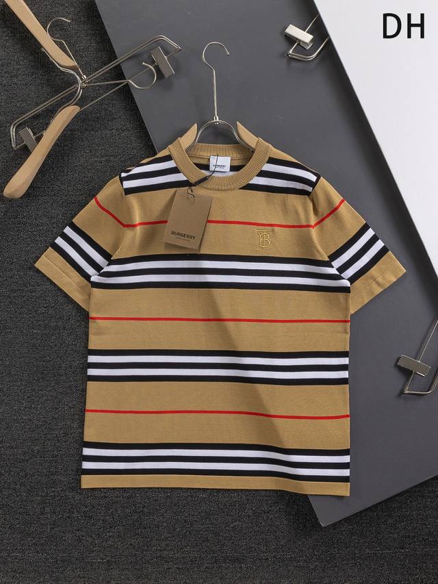 Burberry Bbr 巴宝莉 微宽版型S-Xl 新款独家限定 25年最新专柜限量版 胸口小Tb格纹针织衫 精美重工艺 320克洗水面料T恤作为奢侈界的龙头，
