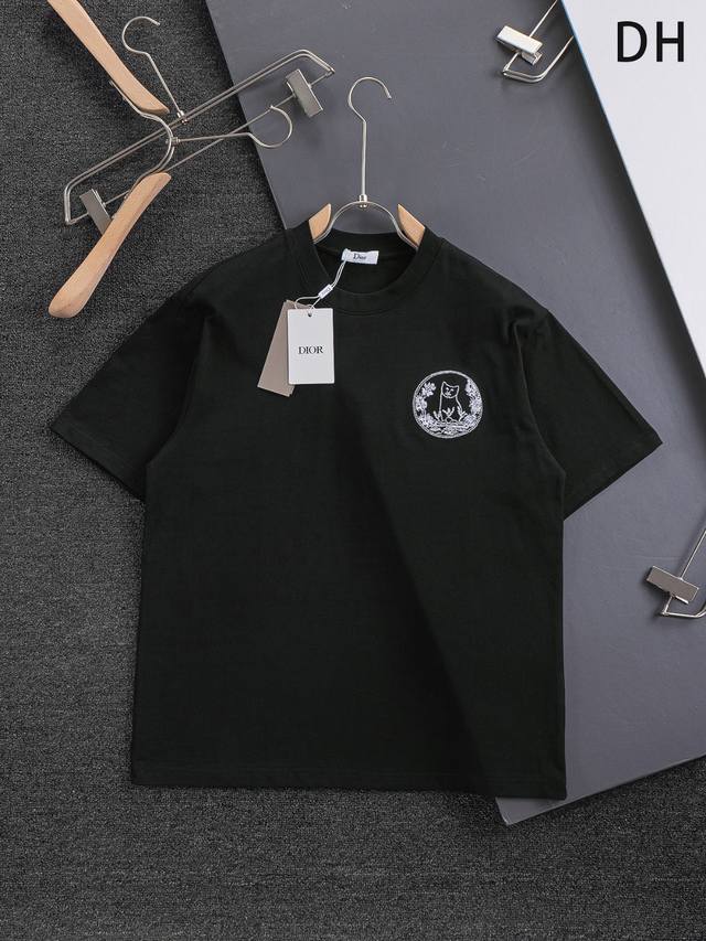 Dior 迪奥 Cd 微宽版版型 S-Xl Cd 25Ss 新品专柜热卖款 迪奥联名Hyltonnel合作 胸前镂空字母猫咪刺绣Logo图案 作为奢侈界的龙头，