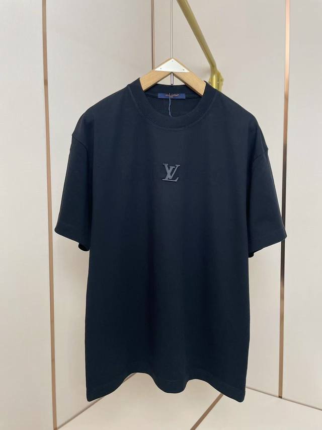 Lv新款 立体硅胶Logo T恤 品牌Logo 立体有型 双层螺纹领口 肩部通肩压条 280G纯棉面料 黑白双色 男女同款码数S-Xxl
