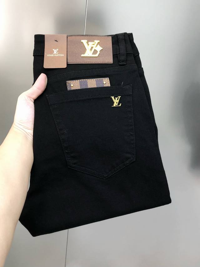 Lv 路易威登2025春夏新款男士修身小脚牛仔裤 官网同步简洁时尚 爆款黑牛 高端定制 原单狠货 后裤袋Logo标设计 定制进口丹宁水洗牛仔纯棉面料 原版辅料