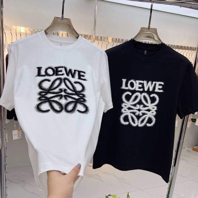 L*Ewe 罗意葳2025春夏新款原单男士圆领短袖T恤 专柜同步售卖 爆款高端品质 高版本 Os版型阔版 立体印胶字母Logo图案设计 定制进口双股100%纯棉