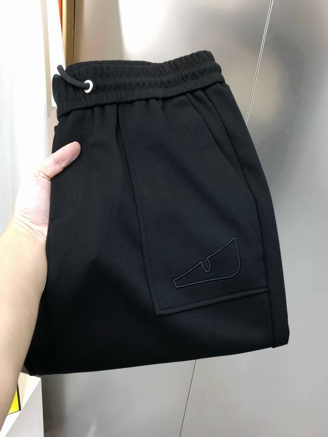 克罗心2025春夏新款原单男士休闲裤 柜台同步售卖 高端定制 简洁时尚百搭款 贴布刺绣Logo图案设计 定制原版进口纯棉面料 进口五金辅料 上身优雅帅气，焕然一