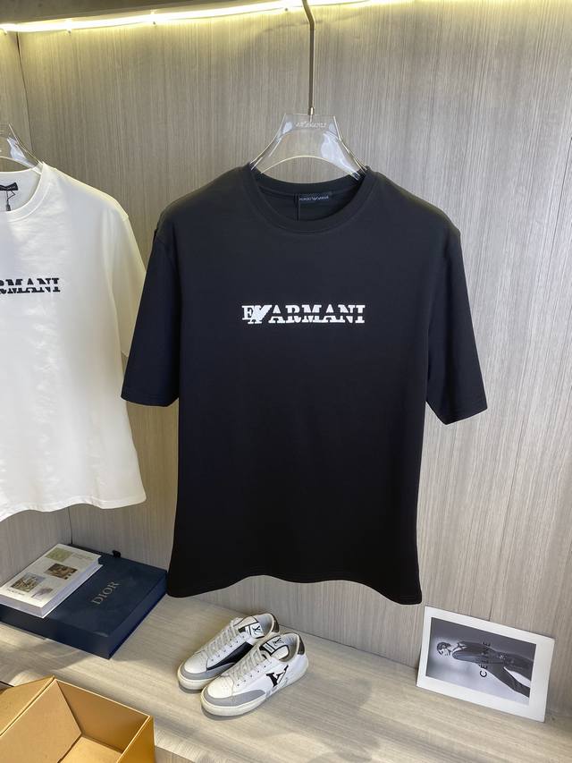 Armani阿玛尼 2025Ss春夏最新款短袖T恤出货啦！！ 2025新款T恤 高版本专用面料 高克重纯棉丝光面料 上身舒适不失挺阔 针脚刺绣工艺、数字印花、植