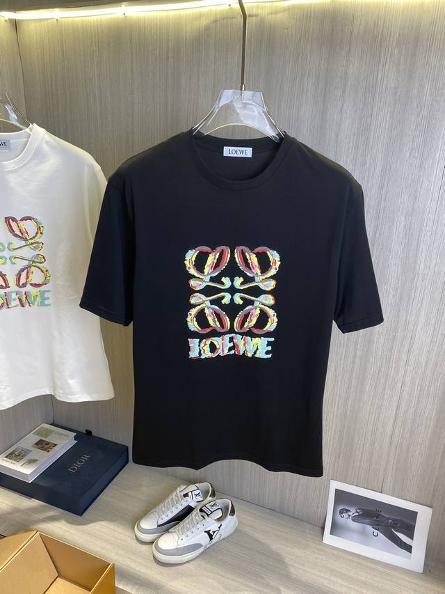 Loewe罗意威 2025Ss春夏最新款短袖T恤出货啦！！ 2025新款T恤 高版本专用面料 高克重纯棉丝光面料 上身舒适不失挺阔 针脚刺绣工艺、数字印花、植绒