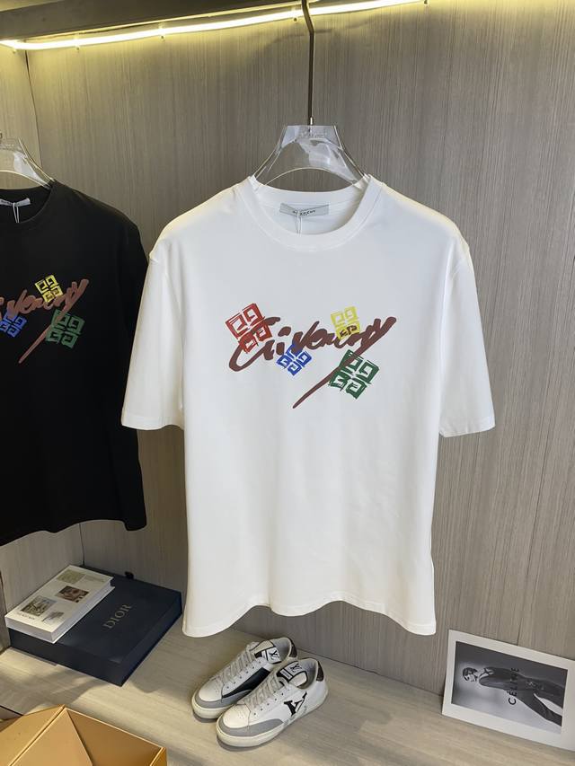 Givenchy纪梵希 2025Ss春夏最新款短袖T恤出货啦！！ 2025新款T恤 高版本专用面料 高克重纯棉丝光面料 上身舒适不失挺阔 针脚刺绣工艺、数字印花