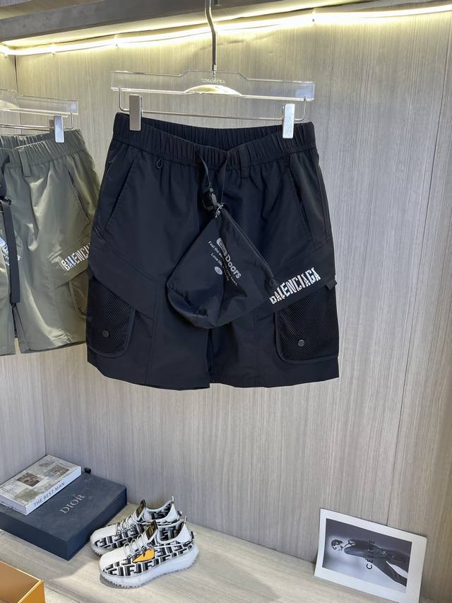 Balenciaga巴黎世家 2025夏季新款男士休闲短裤 高级定制夏季专用休闲裤透气面料 透气舒适度高，细节无可挑剔，品牌元素设计理念，体现高品质。手感细腻柔