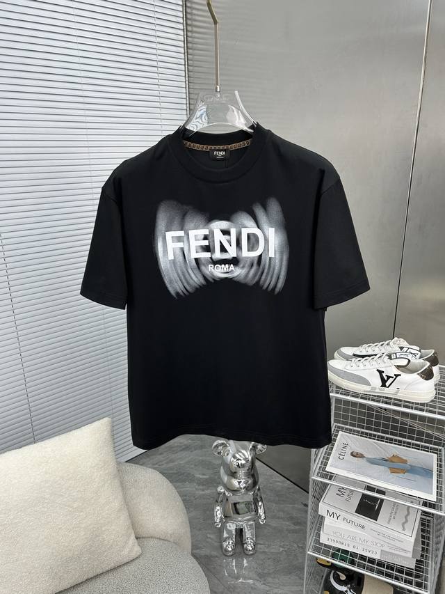 Fendi芬迪 2025Ss春夏高品质高克重索罗纳纯棉T恤，工艺品级别，重工工艺，尊享好货，车线做工符合精品要求，超级好搭配，品质及剪裁设计都堪称一流，高定面料