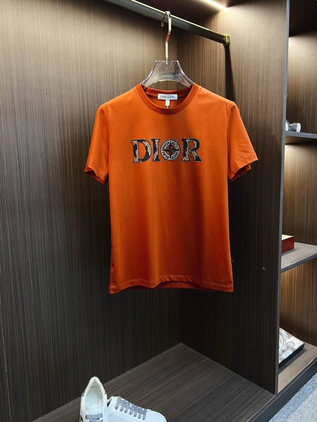 Dior 迪奥 高定面料 玉蚕丝般的丝滑 2025夏季新品上市时尚经典圆领短袖时尚单品设计，更加时尚舒适，高标准定制，上身非常有型，胸前品牌经典Logo 图案