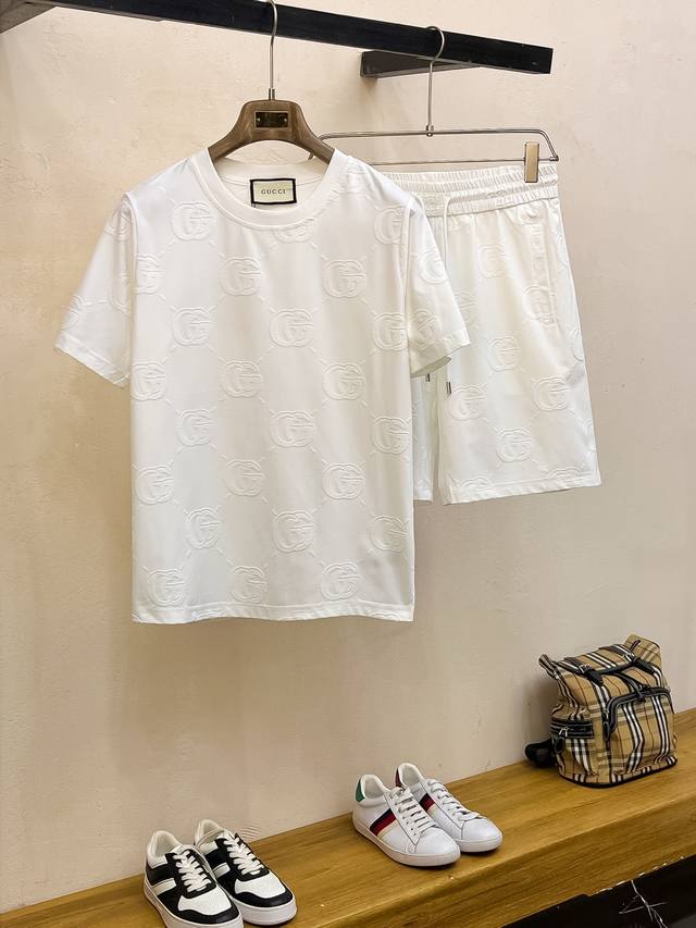 Gucci 古奇 2025春夏专柜新款休闲套装！高端推荐！定制欧棉材质 超柔软亲肤触感！胸前精致品牌Logo点缀 剪裁属于修身版型 绝对挺括帅气的合体型！从锁针