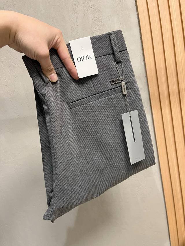 Dior迪奥 休闲裤 西裤2025Ss春夏新款 高级定制裤子专用面料 定制原版五金 重工工艺打造 车工走线精细 定制面料 柔软舒适 质感显著 辅料精美 上身效果