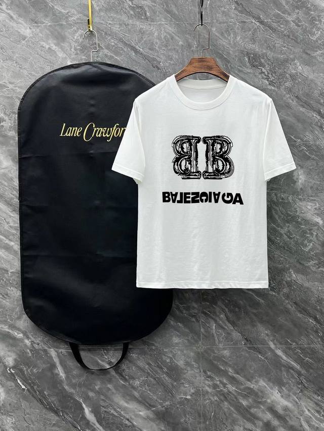 巴黎世家# 2025春夏新款首发专柜最新款短袖圆领T恤 高端订制 设计前卫时尚！品牌Logo重工艺设计 高端定制260克面料.手感柔软.穿着舒适.专柜级别精致车