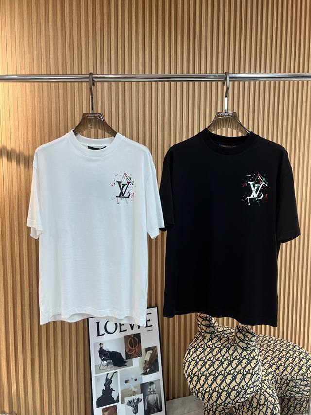 Lv爆款 2025春夏新款首发专柜最新款短袖圆领T恤 高端订制 设计前卫时尚！品牌Logo重工艺设计 高端定制丝光云朵棉面料.手感柔软.穿着舒适.专柜级别精致车