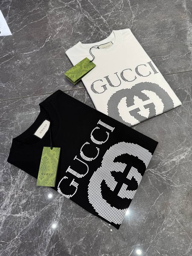 Gucci 25Ss春夏新品圆领T恤！设计前卫时尚！品牌Logo重工艺设计 高端定制丝光长绒棉面料.手感柔软.穿着舒适.专柜级别精致车线.做工精细.上身效果无敌