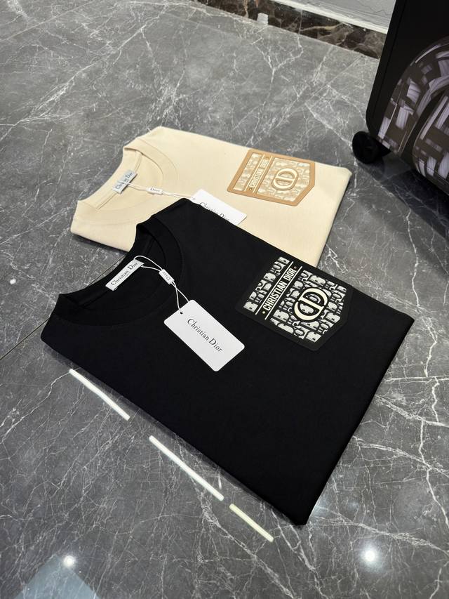 Dior 25Ss最新口袋金属扣新品短袖！最顶级的品质专柜原单，顶级制作工艺进口面料，专柜款独特设计，采用进口高端订制进口丝线手感一流！ 颜色：黑色 米色 码数