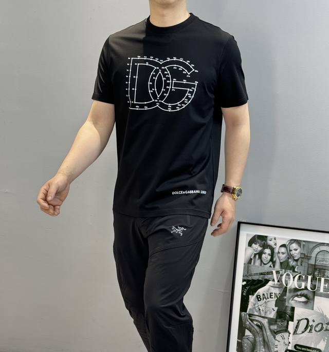 D&G*杜嘉班纳25S夏季圆领短袖，原单品质推荐！品牌尊贵花型设计.简单高级-标签化的高密度3D立体烫画字母Logo .简单高级.采用定制190G丝光棉面料，上