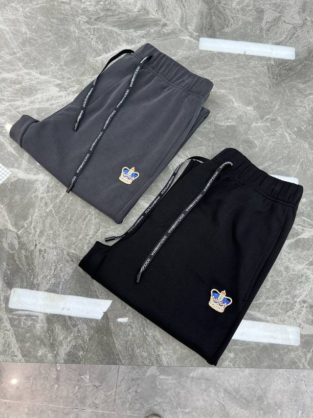 D&G杜嘉班纳25Ss新款休闲裤.直筒设计.采用定制铜氨丝空气层混纺面料，抗皱不粘灰抗静电，面料柔软舒适有垂感.立挺上身有型！微阔版型设计，立体裁剪设计拉长腿部