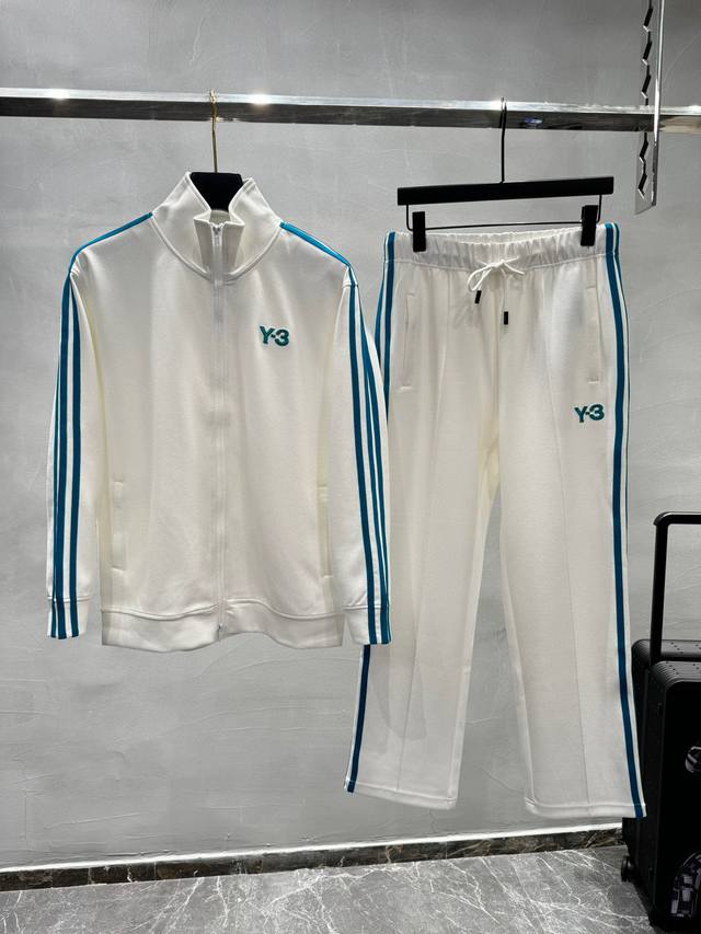 外套 裤子270 Y-3*山本耀司超高品”2025S新款运动天丝套装.男女同款！休闲运动风格.Y3新推系列将条纹织带巧妙融入运动装设计，塑就一系列充满复古风情的
