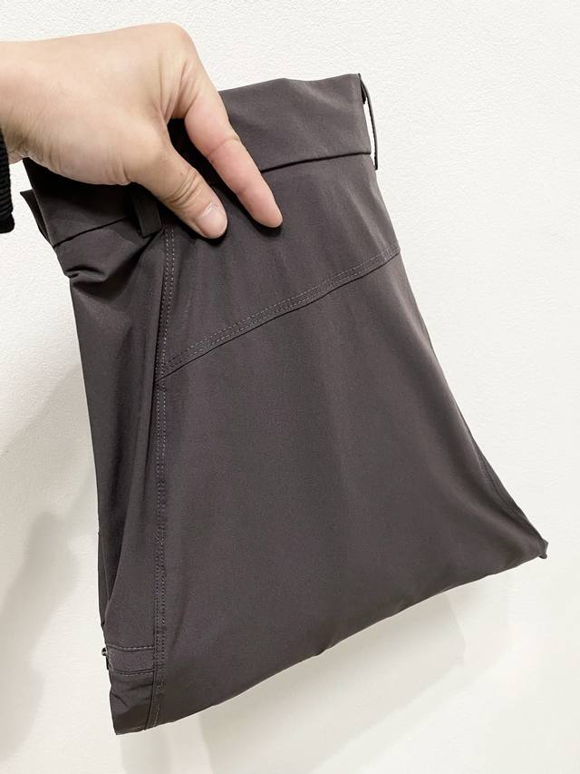 开春新品 Arc‘Teryx 始祖鸟户外防风透气春夏男士软壳裤！无缝设计 高热度鸟家户外机能风3D立体修身裁剪，高定户外机能面料 抗撕裂效果很强悍舒适感真心没话