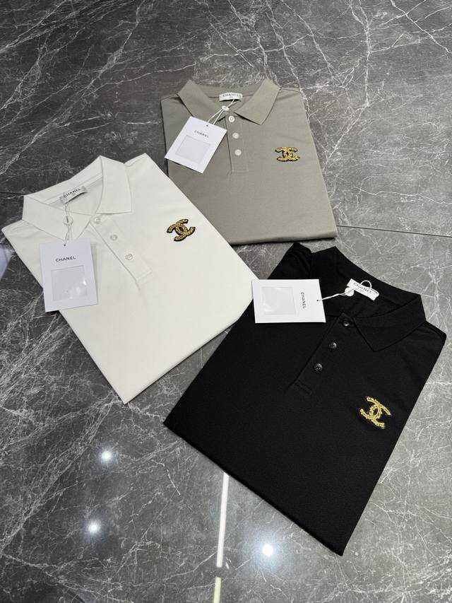 Chanel 25Ss经典刺绣Polo衫！采用金色线进口绣花机器 ，原版一致定制高克重螺纹.百分百丝光棉双珠地面料 .原版五金辅料纽扣.三标齐全.面料柔软舒适.