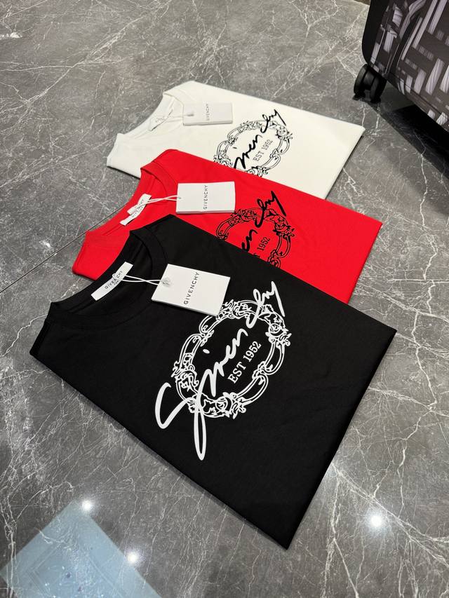 Givenchy 25Ss夏季圆领短袖！极为难得的款式，采用190G丝光棉面料，贴身体感非常舒适透气.......镜头画面印花发泡工艺！极其用心的力作. 颜色：