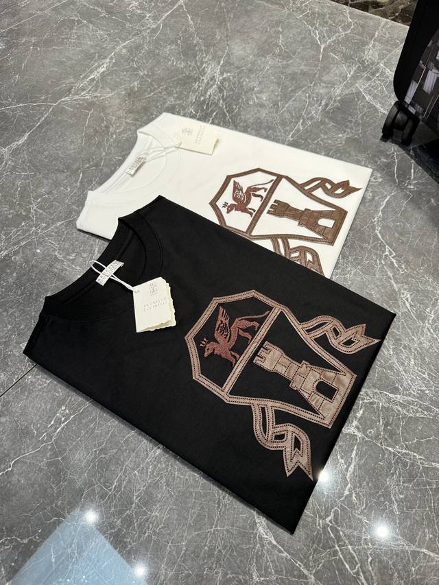 Brunellocucinelli 老钱风新款男士T恤！25Ss新款推荐！大Logo刺绣花设计.皮绣花质感强.同色系刺绣突出品牌Logo.高级好看！采用双股19