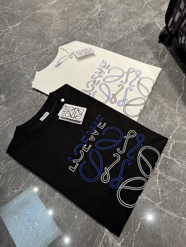 Loewe 25Ss春夏圆领短袖！真的很好看且百搭.上身减龄效果妥妥的，怎么搭配都好看男女情侣款，立体裁剪！！胸前字母图形3D立体图案.白蓝刺绣搭配清爽的色调