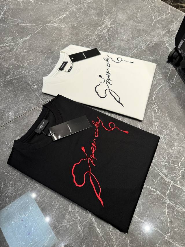 Givenchy 纪梵希25Ss春夏新款圆领短T！悬垂感强！手感质感都极完美！胸口Logo的经典字母签名设计.3D绣花设计.层次分明完美的丰富大家的视觉感！加上