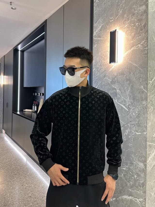 路易威登Lv 2025春季Ss新款男士夹克外套，原单三标齐全高端版本！专柜定制面料 透气舒适度高，细节无可挑剔，品牌元素设计理念，体现高品质。手感细腻柔软！呈现