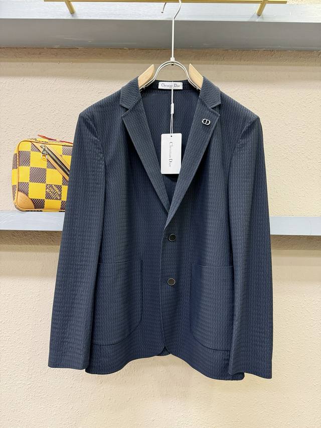 Dior迪奥 2025春夏新品男士休闲西装外套，适合多种场合穿搭！经典品牌字母标点缀。外贸公司订单！面料质地细腻、定制原版面料！触感又柔软细腻、但型态又笔挺有型
