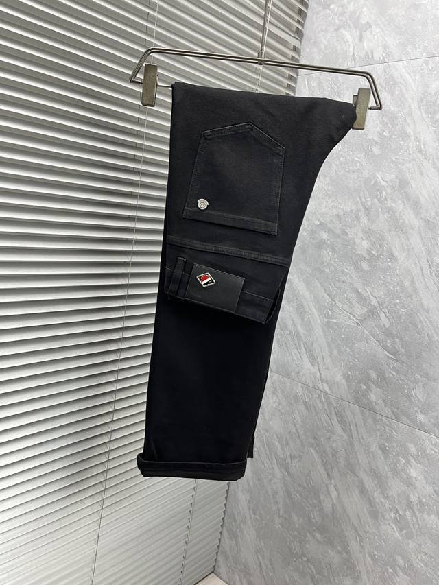 蒙、2025最新品，专柜同步有售，原单狠货，水洗休闲牛仔裤，进口原版水洗弹力面料，舒适有弹性，原版五金辅料装饰Logo，版型超正，档次极高，专柜品质，上身时尚有