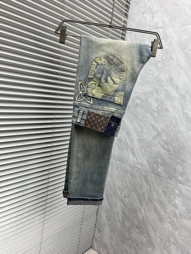 Lv、2025最新品，专柜同步有售，原单狠货，水洗休闲牛仔裤，进口原版水洗弹力面料，舒适有弹性，原版五金辅料装饰Logo，版型超正，档次极高，专柜品质，上身时尚