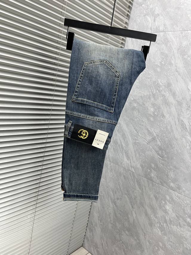 古、2025最新品，专柜同步有售，原单狠货，水洗休闲牛仔裤，进口原版水洗弹力面料，舒适有弹性，原版五金辅料装饰Logo，版型超正，档次极高，专柜品质，上身时尚有